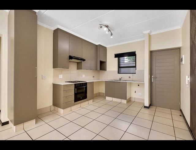 2 BEDROOM APARTMENT FOR SALE IN BRYANSTON